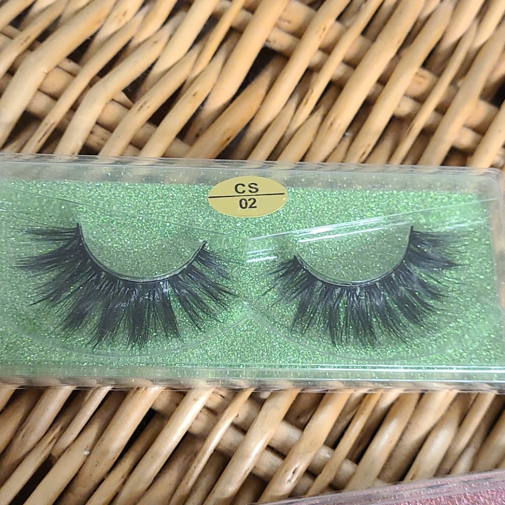 Lashes - Picture 3 of 11